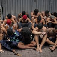 Oceněným fotografem v kategorii Příběhy se stal Eduardo Anizelli (Folha de S.Paulo), který v říjnu 2025 zachytil policejní operaci ve favelách Complexo do Alemão a Penha v brazilském Rio de Janeiru, která byla zaměřena proti zločineckému syndikátu Comando Vermelho. (Podezřelí se snaží na snímku skrýt svou totožnost, 28. října 2025.)