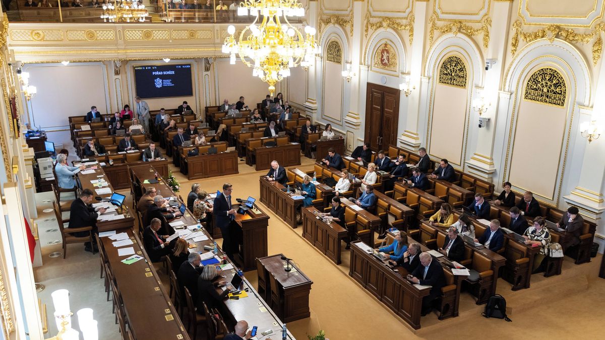 Sněmovna podpořila zavedení mimořádné daně na rafinerie