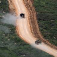 Libanonské ministerstvo zdravotnictví ve středu upozornilo na izraelské útoky v několika vlnách u města Nabatíja, které zasáhly záchranáře. Tři z nich podle resortu zemřeli, dalších šest lidí údery zranily. (Izraelská vojenská vozidla manévrují na libanonské straně hranice, 15. dubna 2026.)