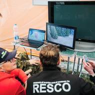 Obraz z dronu se v reálném čase přenášel do stanu na hřišti v obci Borová Lada.