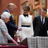 Přímo na webu Buckinghamského paláce se nicméně už tehdy psalo: „Při setkání s královnou nebo členem královské rodiny neexistují žádná závazná pravidla chování, ale mnoho lidí se rádo řídí tradičními zvyklostmi.“ Jen těžko tak lze mluvit o skutečném porušení protokolu, byť řada zahraničních státníků tyto zvyklosti dodržuje. (Královna Alžběta II., Donald Trump a Melania Trumpová si prohlížejí předměty z královské sbírky v Buckinghamském paláci, 3. června 2019.)