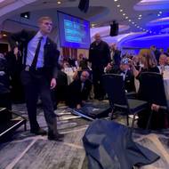 Trump navrhl, aby galavečeře pokračovala. Poté, co ho bezpečnostní složky požádaly, aby místo incidentu v souladu s protokolem opustil, uvedl, že jim okamžitě vyhoví.