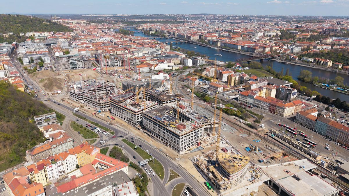 Vltava by mohla Prahu chladit i zahřívat. Zelenému řešení v cestě stojí úřady