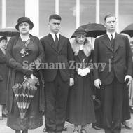 Zprava Jan Antonín Baťa se svou manželkou Marií, Tomáš Baťa junior a vdova po Tomášovi Marie Baťová při otevření památníku 12. července 1933.