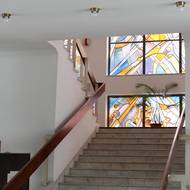 Schodiště v Domě umění vedlo z přízemí do druhé etáže cihlovou přístavbou s vitrážemi v duchu socialistického realismu. 