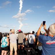 Posádka už krátce po startu začala plnit cíle. Jedním z prvních byl test manuálního řízení lodi, aby se potvrdilo, že se dá se zařízením manévrovat, pokud by výchozí automatické řízení selhalo. (Lidé přihlížející startu mise Artemis II na floridském mysu Canaveral, 1. dubna).