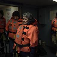 Cestující nastupují z trajektu na malý motorový člun, aby se dostali do vesnice Kangaamiut v Grónsku. (14. března)