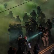 Dalším oceněným fotografem v kategorii samostatných fotografií se stal Jan Sonnenmair, který zachytil, jak agenti ICE bojují s protestujícími. (Oregon, 24. června 2025)