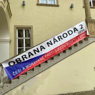 Protestující vyvěsili vlajku i před vchodem do zastupitelského sálu. 