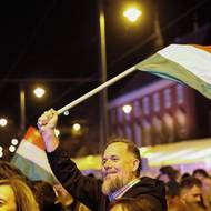Strana Tisza europoslance Pétera Magyara má podle průběžných výsledků šanci získat dokonce ústavní většinu. Jeho příznivci během volebního večera slavili v ulicích Budapešti.