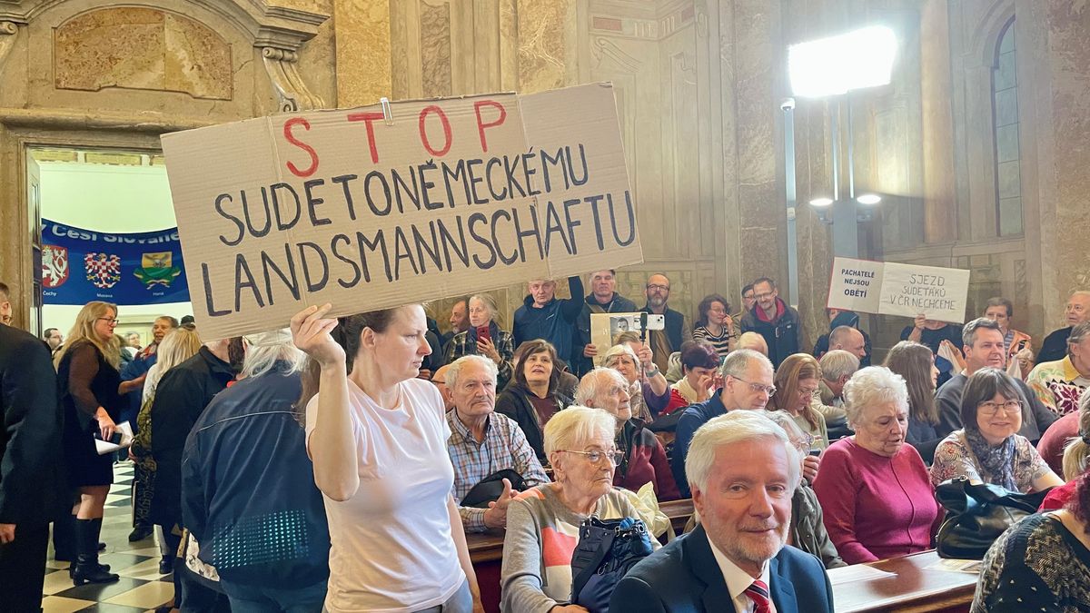 Pozvali sudetské Němce, čelí výhrůžkám. Protestující míří na Němou barikádu