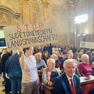 Mezi nimi byli lidé z dezinformační scény nebo politici s radikálními názory. Přišel třeba zakladatel Republikánů Miroslav Sládek. 