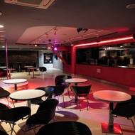 Vpravo od vstupu se nacházel bar.