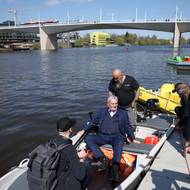 Novou stavbu si z hladiny Vltavy prohlédnul primátor Bohuslav Svoboda (ODS).