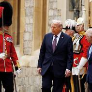 17. září 2025. Donald Trump se stal prvním americkým prezidentem, kterému se dostalo té cti přijet do Spojeného království na druhou státní návštěvu. Mluvilo se o tom, že vláda Keira Starmera si ho chce předejít a využít právě i Trumpovy fascinace královskou rodinou. Zpravidla prezidenti ve druhém období dostávají jen pozvánku na čaj nebo oběd s panovníkem. (Snímek ze slavnostního přivítání králem Karlem III. na hradě Windsor.)
