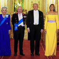 A týden nato Trump naprosto otočil oproti postoji, který zastával v době návratu do Bílého domu. V příspěvku na své síti Truth Social napsal, že Ukrajina může s podporou Evropy a NATO zvítězit a získat zpět veškeré své území „a možná zajít ještě dál“, vyzdvihl její vojenskou sílu. Netrvalo to ovšem dlouho. V dalších měsících Trump znovu obrátil a několikrát řekl, že Ukrajina nemá šanci na bojišti zvítězit a američtí diplomaté tlačili na Kyjev, aby se vzdal dalších území. (Státní večeře na hradě Windsor, 17. září 2025.)