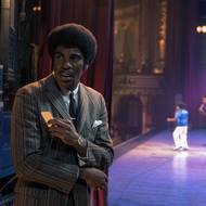 Colman Domingo v roli jeho otce Josepha Jacksona je scénu od scény monstróznější. Až nabírá takřka parodické rozměry.