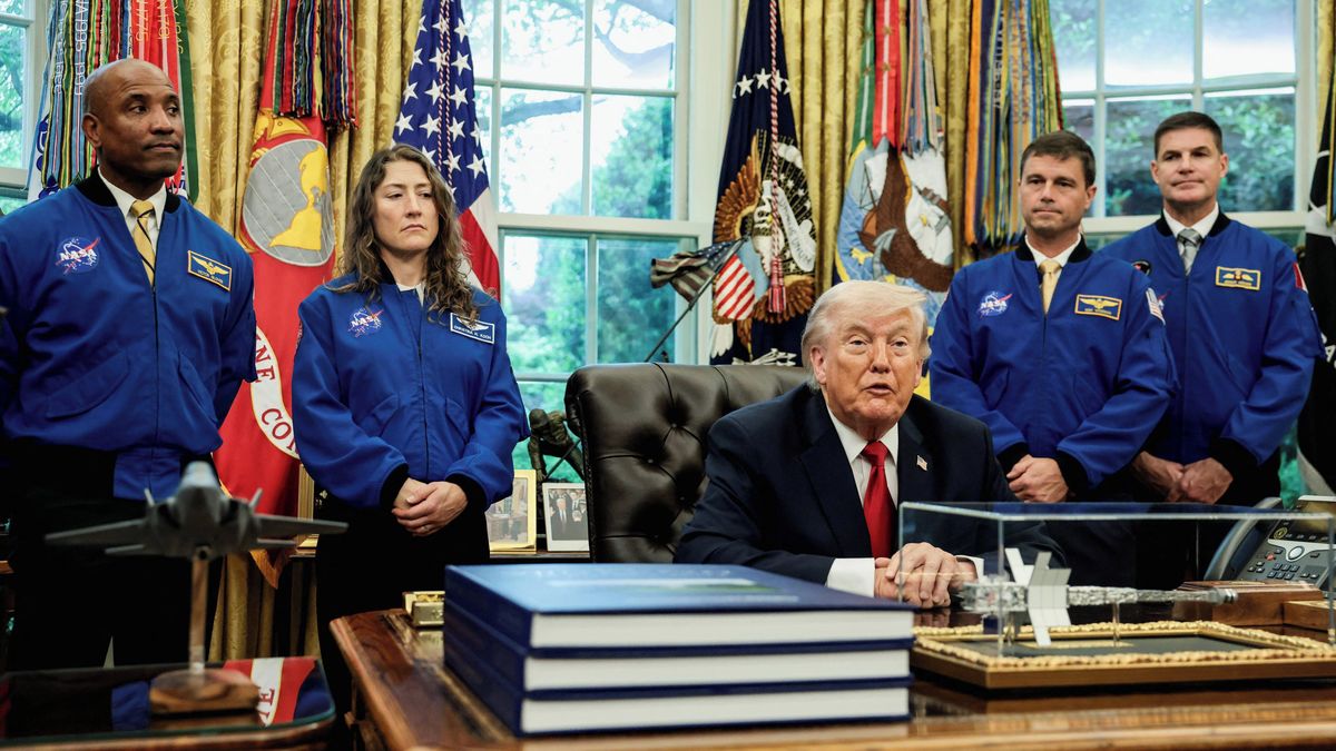 Trump se sešel s astronauty, nakonec komentoval Írán, Ukrajinu i UFO