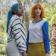 Charithra Chandran v roli Miss Wednesday a Emily Rudd jako Nami.