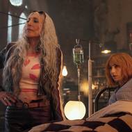 Katey Sagal jako Dr. Kureha a Emily Rudd v roli Nami.