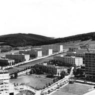 Vepředu Náměstí práce, v pozadí Gahurův prospekt, památník v jeho čele na návrší, foto z roku 1938.