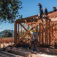 O patnáct měsíců později se Altadena pomalu a bolestivě zvedá z popela. Začínají se stavět první hrubé konstrukce domů. Pro přeživší se však obnova často mění v boj. Lidé jsou uvězněni mezi složitým procesem podávání pojistných nároků a pomalou byrokracií. (17. března 2026.)