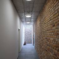 Žitný mlýn Boršov dnes. Cihly je vidět také v interiéru.