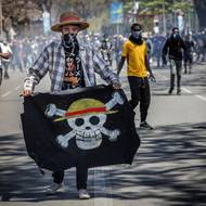 Luis Tato (AFP) získal ocenění za svůj příběh protestu madagaskarské Generace Z. (Student drží vlajku Gen Z. Symbol pochází z japonské mangy One Piece, v níž se piráti staví proti zkorumpovaným vládcům. Antananarivo, Madagaskar, 9. října 2025.)