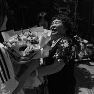 Šeng Chaj-lin předává dcerám květiny po absolvování přijímacích zkoušek na střední školu. I ve svých 75 letech žena nadále dokumentuje svůj život online, aby zajistila budoucnost rodiny. (16. června 2025)