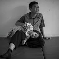 Příběh sleduje rodinu po dobu 15 let a nabízí portrét, který je zároveň neobyčejný i všední, ale vždy naplněný trvalou láskou. (Č'-č' se svým otcem Wu Ťing-čouem ve školce. Rozhodnutí páru mít děti v 60 letech vyvolalo na internetu debatu o etice a odpovědnosti rodičovství v pokročilém věku. 7. září 2013.)