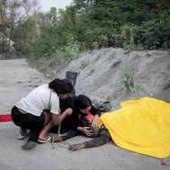 Do zásahu bylo nasazeno rekordních 2500 místních a vojenských policistů, což z něj učinilo nejkrvavější policejní operaci v brazilské historii. (Žena se zhroutila poté, co mezi mrtvými našla svého manžela. 17hodinová operace si vyžádala 122 životů, čímž překonala masakr ve věznici Carandiru z roku 1992 a stala se nejkrvavější policejní akcí v Brazílii, 29. října 2025.)