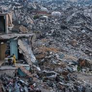 V roce 2025 trpěli civilisté v Gaze hladem a neustálým bombardováním, počet obětí celé izraelské války proti teroristům z Hamásu přesáhl podle palestinských údajů 75 tisíc.

(Tamer Hassan al-Shafei a jeho rodina v troskách svého domu přerušují ramadánový půst. Kvůli nedostatku potravin se podávaly pouze základní potraviny. Bajt Lahíja, Pásmo Gazy, 4. března 2025.)