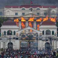 Dalším oceněným v kategorii Samostatná fotografie se stal Narendra Shrestha (EPA Images) za snímek demonstrace v Nepálu. 

Vládní zákaz 26 internetových platforem ze 4. září 2025 byl pro nepálskou mládež poslední kapkou. O čtyři dny později vyšly do ulic tisíce lidí. Během dvou dnů zemřelo 76 lidí, z nichž většinu tvořili mladí zabití policií. Další tisíce lidí byly zraněny. Další den, po rezignaci premiéra KP Sharmy Oliho, demonstranti vtrhli do historického komplexu v srdci nepálské vlády - Singha Durbaru - a zapálili jej.

(Oheň a kouř zahalily budovu Singha Durbar poté, co demonstranti vtrhli do vládního komplexu a zapálili jej. Káthmándú, Nepál, 9. září 2025.)