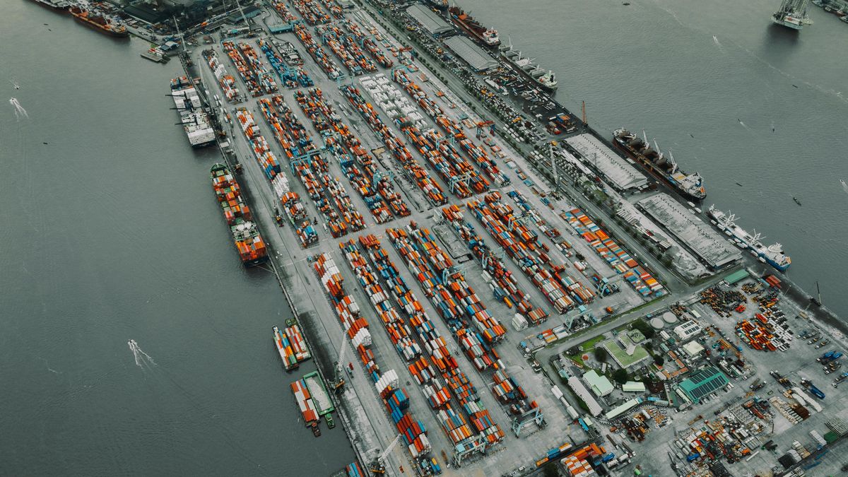 Čína staví přístavy, Evropa posílá učebnice. Co je dobrá geopolitika?