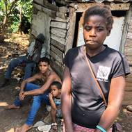 Matka čtyř dětí Yané se musí starat i o své nemohoucí rodiče. Aby rodinu uživila rozprodává střešní tašky navzdory tomu, že Kuba vstupuje do období dešťů.