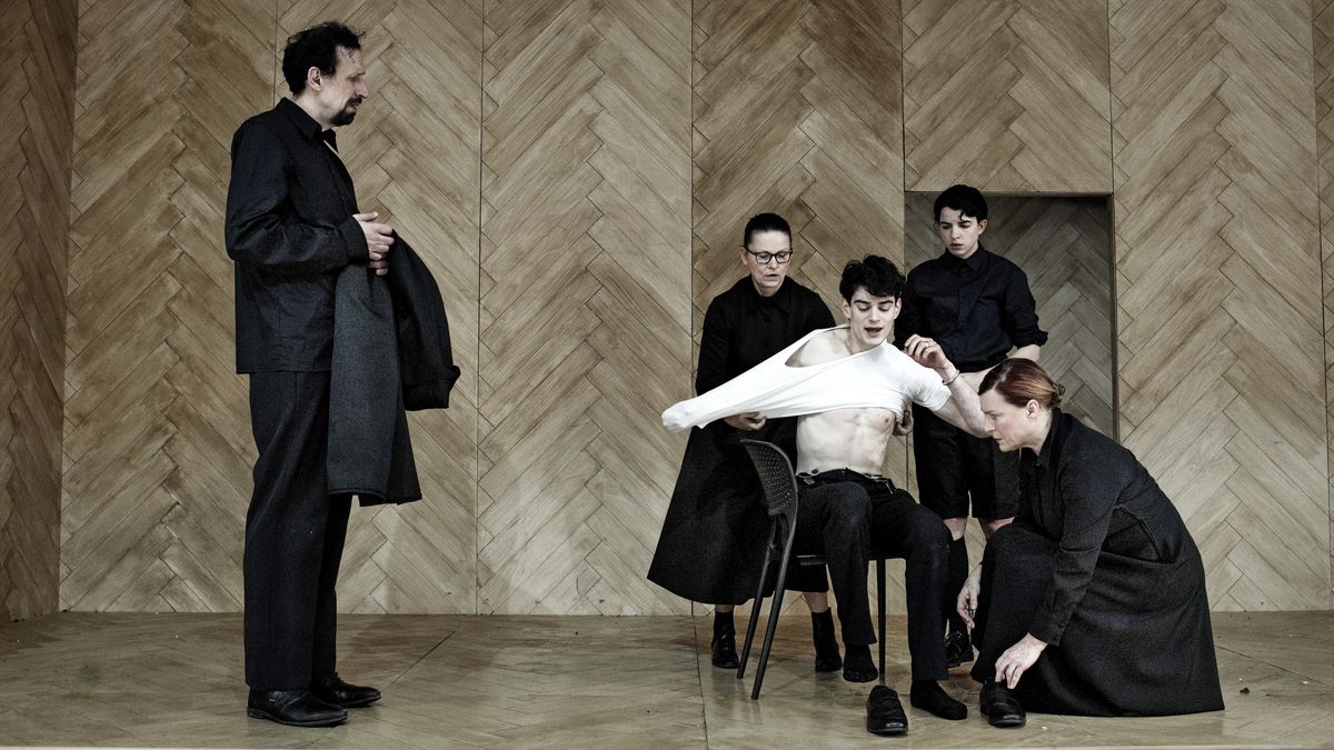 Recenze: Všichni hrajeme nějaké role. Dejvické divadlo hledá novou tvář