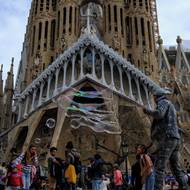 Svaz španělských podnikatelů v oblasti cestovního ruchu Exceltur odhaduje, že přesměrovaní turisté by letos mohli do tohoto odvětví přinést dalších 4,2 miliardy eur (asi 100 miliard korun).

(Sagrada Família v Barceloně, 2. dubna.)