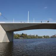 Dvorecký most má na délku 361 metrů a na výšku pět a půl metru. Rozpětí pilířů uprostřed je téměř 90 metrů.