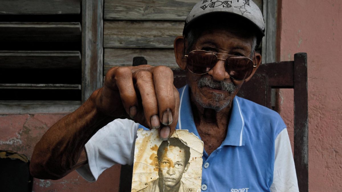 Revoluci brání „muž s klepety“. Na ostrově to ale žije americkou invazí