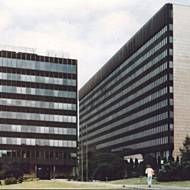 Komplex na barevné fotografii z poloviny 80. let již s nápisem Strojimport na budově A, se kterým se podnik Investa sloučil v roce 1983. Bílé travertinové linie obrubníků mezi zelenými terasami byly navrženy v kontrastu k tmavší skleněné fasádě.