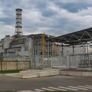 Jaderná elektrárna v betonovém sarkofágu. 