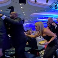 Agenti tajné služby evakuovali také ministra zdravotnictví Roberta F. Kennedyho Jr. s manželkou. Za nimi agent z místnosti odvádí Trumpova poradce Stephena Millera.