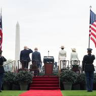 Trump kritizuje Británii kvůli tomu, že se nezapojila do války s Íránem nebo kvůli dohodě, na jejímž základě se má Londýn vzdát kontroly nad Britským indickooceánským územím, kde mají Spojené státy důležitou vojenskou základnu. Do toho opakovaně kritizuje evropské státy kvůli nízkým výdajům na obranu. 