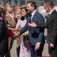 Szijjártó se v době kampaně ocitl uprostřed skandálu, během kterého vyšlo najevo, že pravidelně předává citlivé informace z jednání Evropské unie přímo ruskému ministru zahraničí Sergeji Lavrovovi. Jeden z odposlechů také odhalil, že Maďarsko na evropské úrovni prosazuje ruské priority: například odstranění některých lidí ze sankčního seznamu Szijjártó autenticitu nahrávek nepopřel, řekl, že běžně bruselská jednání probírá s různými politiky.