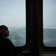 Kromě pár dánských turistů tvoří většinu 200členného osazenstva Gróňané ze 74 vesnic a osad, které se rozkládají podél západního pobřeží, úzkého pruhu země vklíněného mezi ledový příkrov a otevřené moře jižně od Severního ledového oceánu. (Muž sleduje moře za oknem, 15. března.)