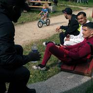 V komunitách migrantů zároveň vzniká prostor kreativity a odolnosti, které formují současnou francouzskou kulturu.

(Mladý boxer alžírského původu Mehdi s přáteli v sídlišti Bosquets. 6. července 2024 ve francouzském Montfermeil.)