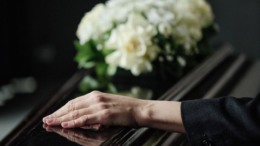 Když chybí peníze na pohřeb blízkého: Pomoc státu je jen pro někoho
