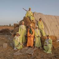 Tbourida je marocká jezdecká tradice zapsaná na seznamu UNESCO, jejíž počátky sahají až do 16. století. Skupiny jezdců cválají v synchronizovaném rytmu a střílejí z pušek v choreografovaném představení znázorňujícím jezdecké boje. (Soubor Bouchry Nabaty, který jako jeden z prvních pomohl připravit cestu pro sedm čistě ženských uskupení, která dnes existují. Vyfoceno 13. srpna 2025 v Rabatu.)