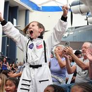 Samotný návrat trval přibližně 13 minut a patří k testům programu Artemis II, jehož cílem je v budoucnu umožnit přistání astronautů na Měsíci, plánovaná od roku 2028.