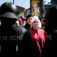 Při projevu na pódiu Pochodu pro život pak zněly rýmované verše vybraných dětí, které jeden z mladíků zakončil slovy, že „potrat by měl být základním lidským právem.“ Z tábora odpůrců si tak vysloužil souhlasný pokřik.